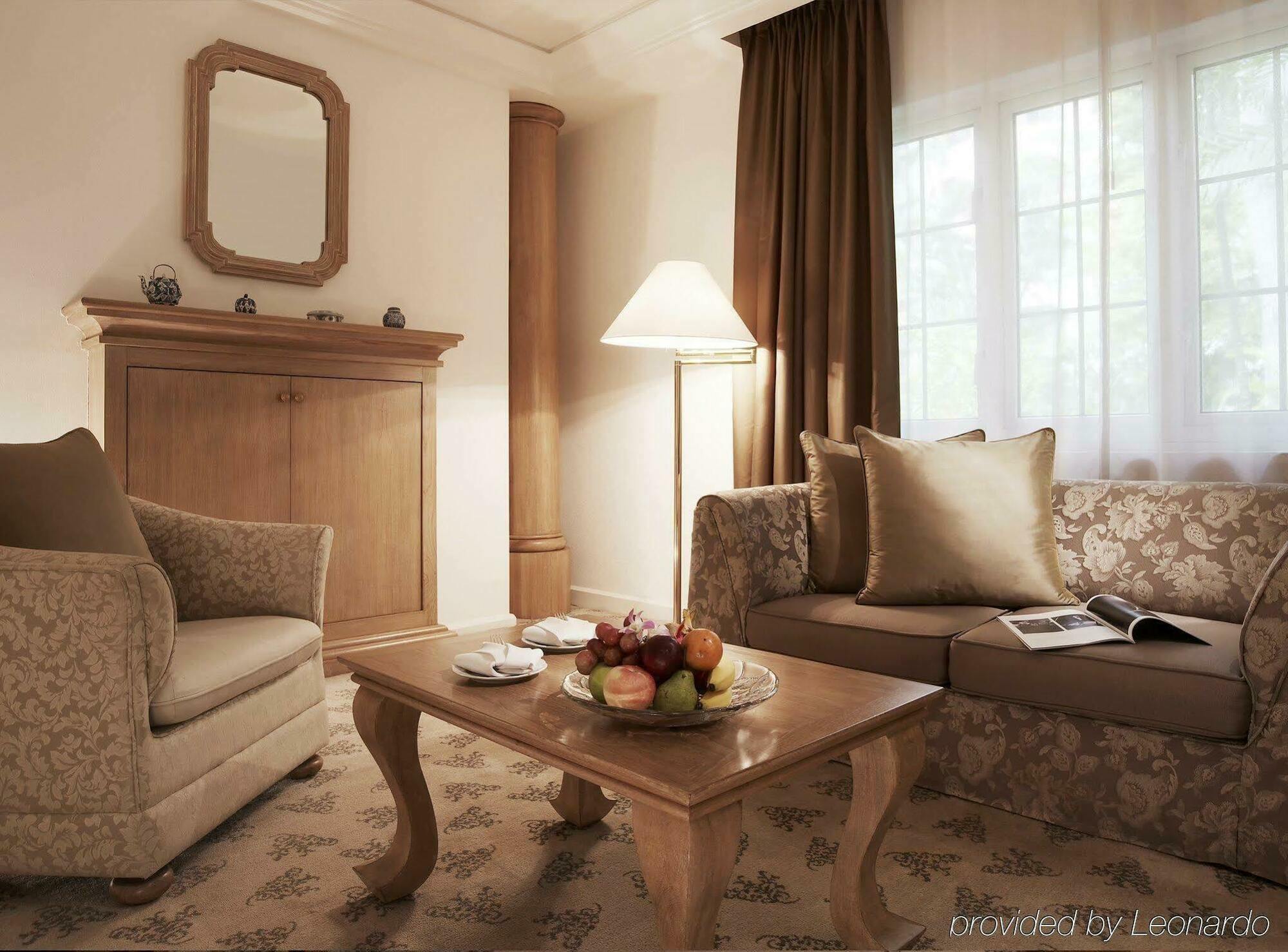 Goodwood Park Hotel Сінгапур Номер фото A room at the hotel